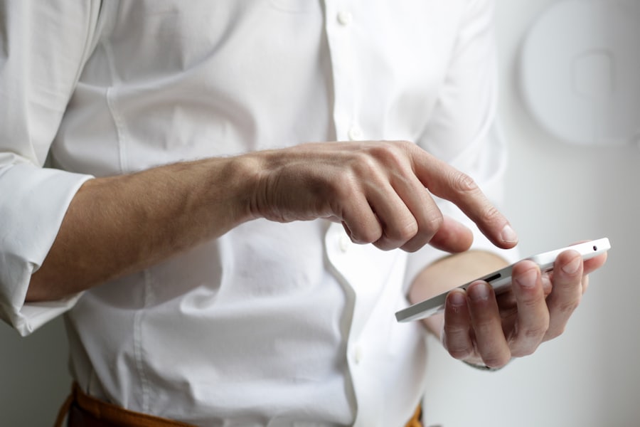 Pengguna memegang ponsel — login akun Gacor268